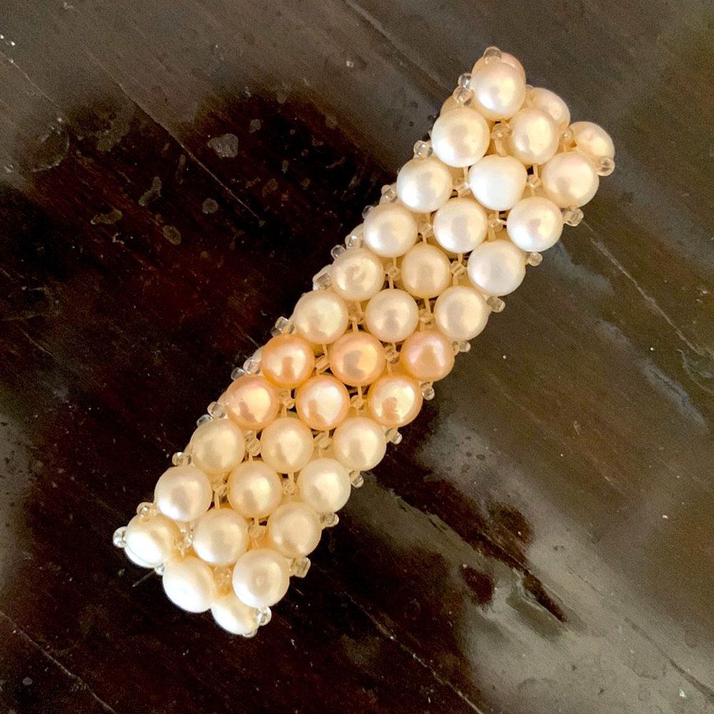 Stretchy pearls bracelet.